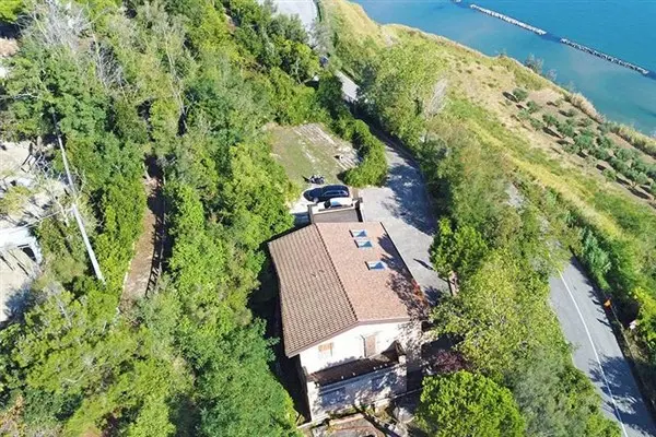 Vista dall'alto della villa nel Parco San Bartolo a Pesaro
