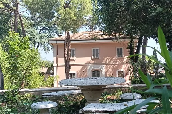 Villa indipendente con piscina in via Covignano a Rimini
